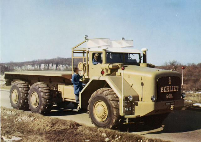 El Berliet T 100 contaba con un motor Cummins de 12 cilindros en V y casi 30 litros de cilindrada.